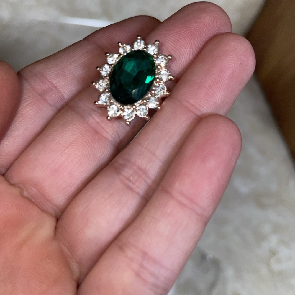 Beautiful‎ Green Stone on Gold Metal Band Costume Ring